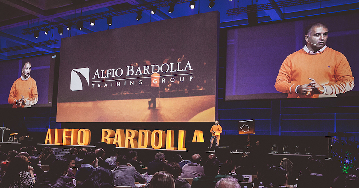 Alfio Bardolla, imprenditore milanese in maglia arancione che insegna  l'educazione finanziaria - Digital Combat Academy